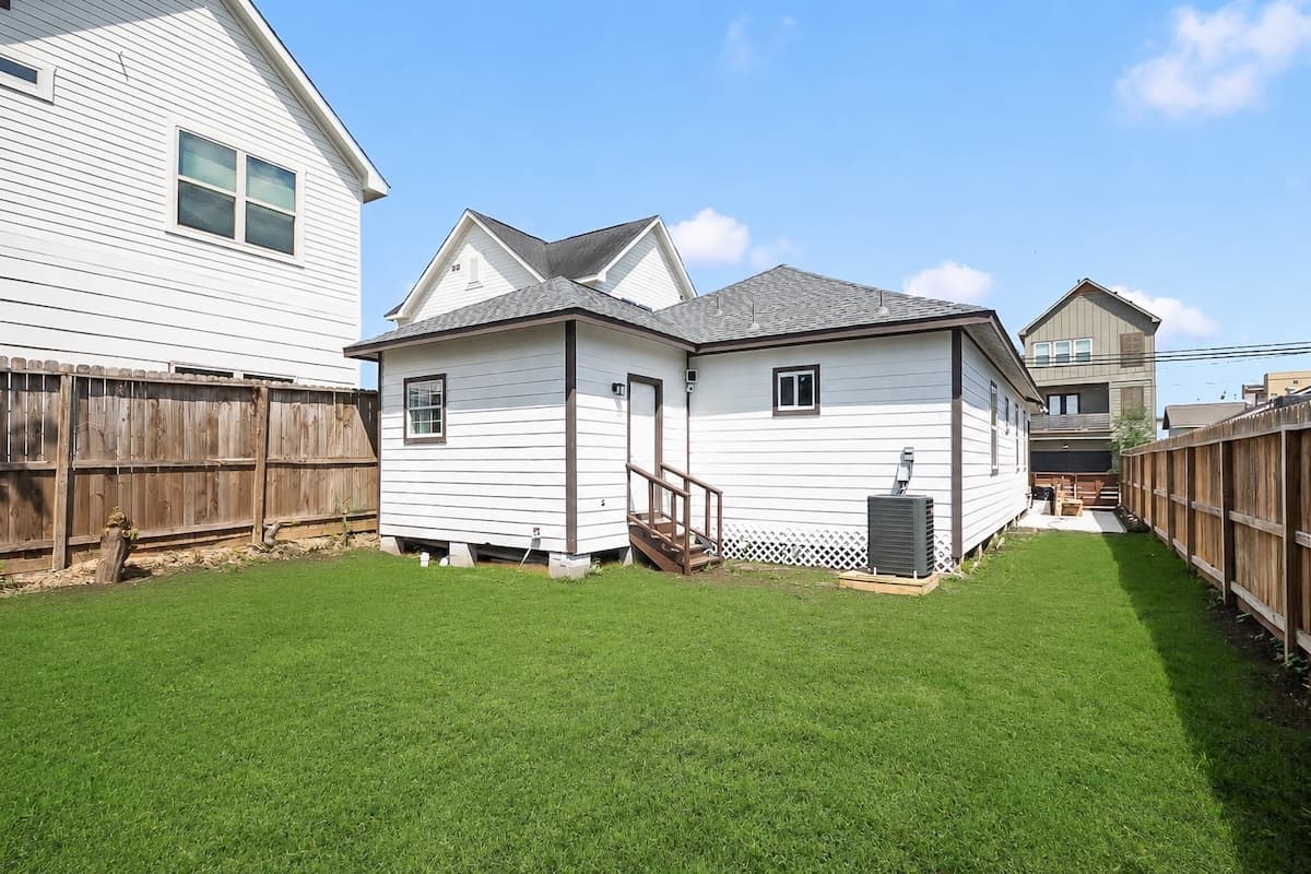 Luxury 3BR Home | Private Yard | Near Stadiums — vacation rental in Houston, TX - Photo 4