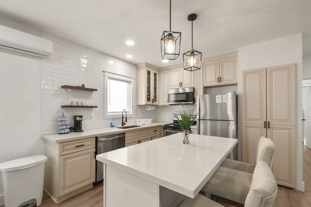 Premium EaDo Apartment | Stadiums • Downtown — vacation rental in Houston, TX - Photo 3