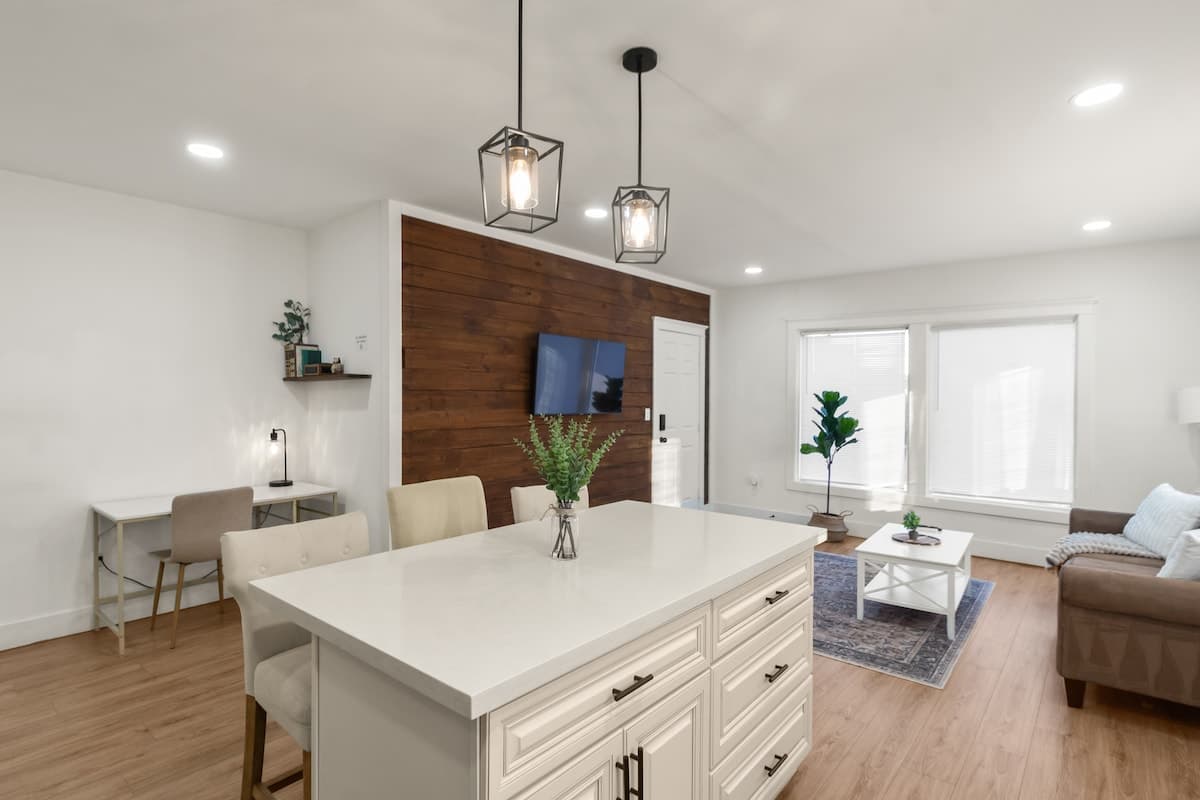 Premium EaDo Apartment | Stadiums • Downtown — vacation rental in Houston, TX - Photo 5