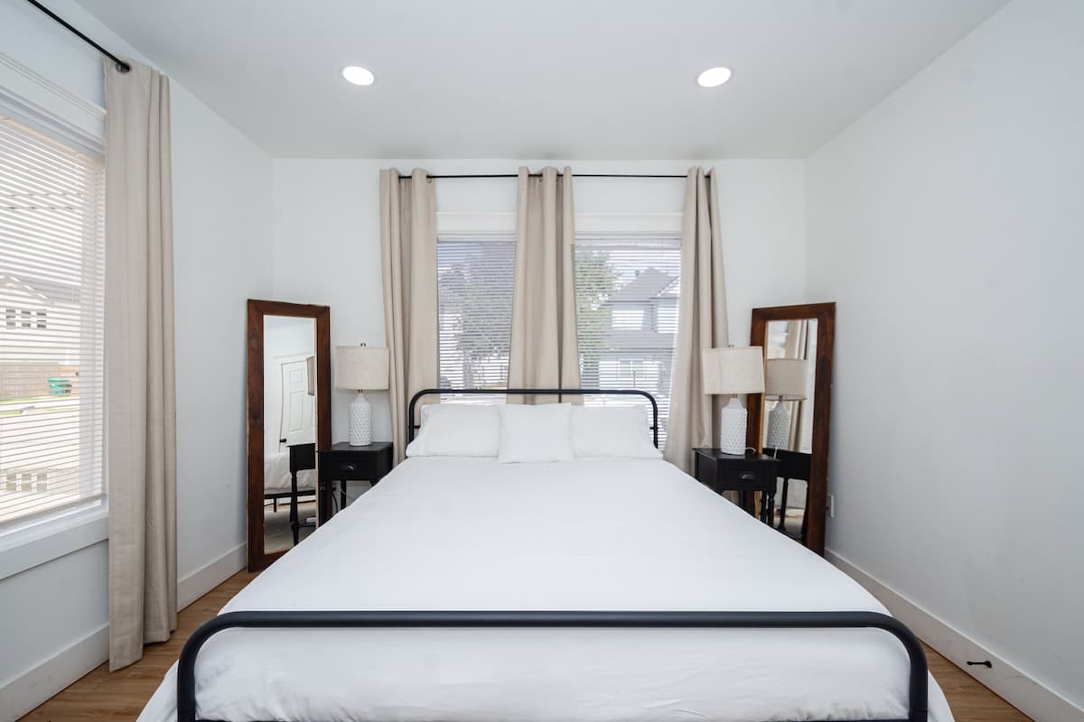 Stylish EaDo Apt | Restaurants, Stadiums, Venues — vacation rental in Houston, TX - Photo 2