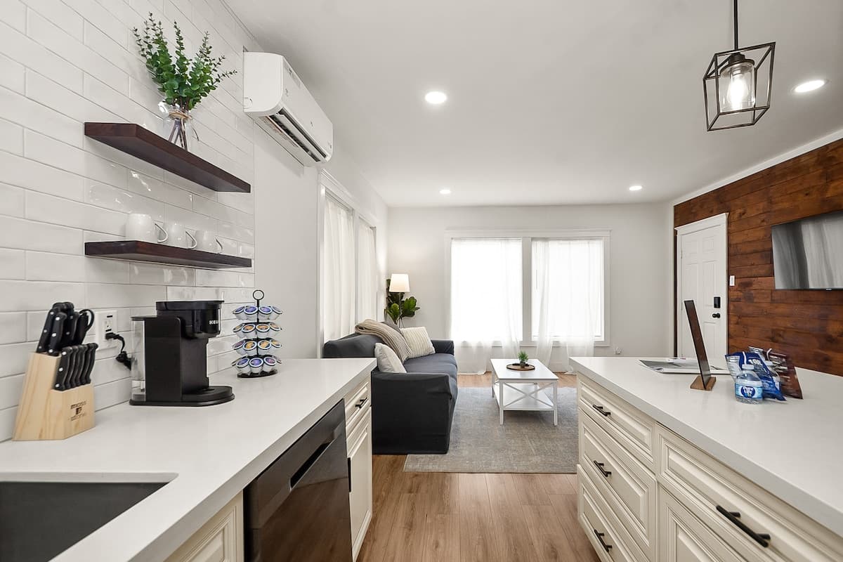 Stylish EaDo Apt | Restaurants, Stadiums, Venues — vacation rental in Houston, TX - Photo 5